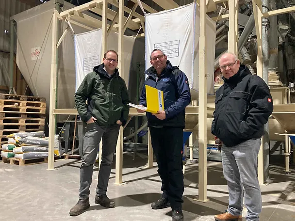 Steffen Klindworth-Eggelmann und Achim Pohl mit SCHAUMANN-Spezialberater Klaus Lübken (m.) Steffen Klindworth-Eggelmann und Achim Pohl mit SCHAUMANN-Spezialberater Klaus Lübken (m.)